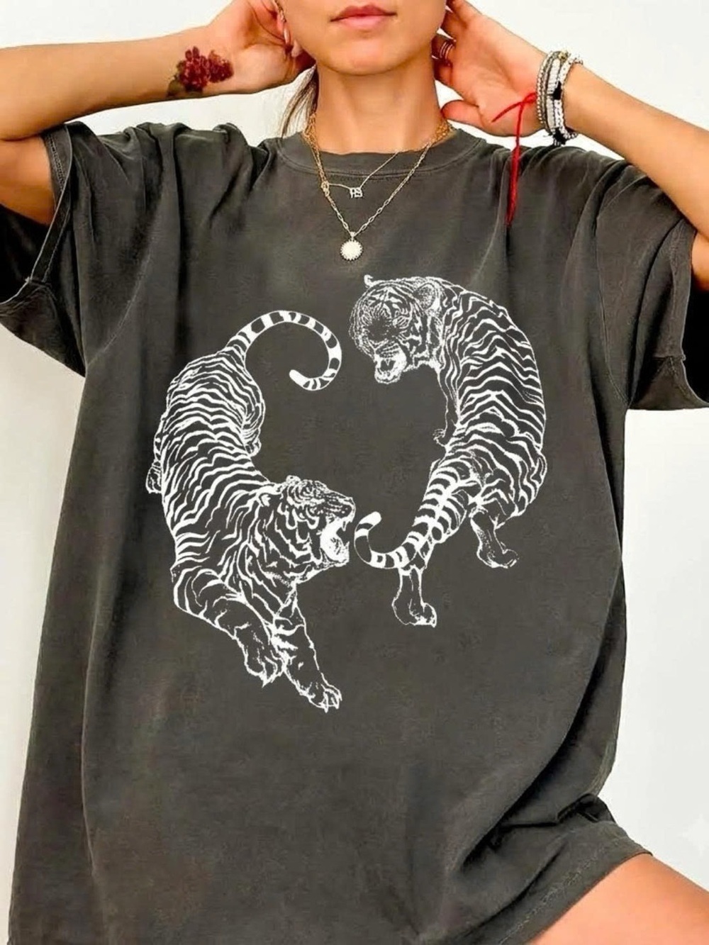Vintage-Style Black Graphic Tiger Crewneck T-Shirt